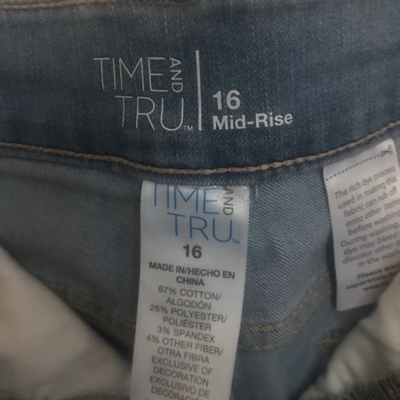 🔥Mid-Rise Distressed Denim Shorts🔥 - Picture 3 of 4